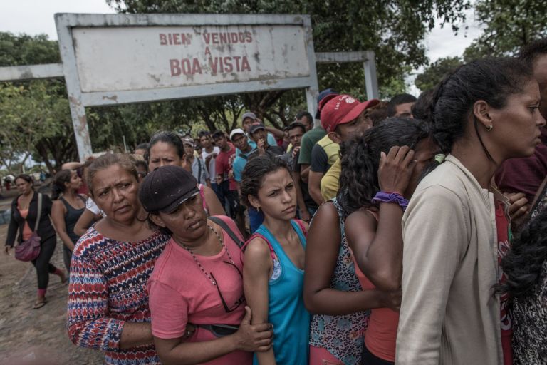 Venezuelan women await food donations in Boa Vista, Brazil (Photo: Andre Coelho / Bloomberg)